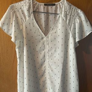 Suzy Shier White V-Neck Cap Sleeve Blouse with Black Dash Print